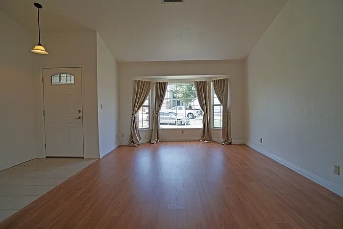 3 bed, 2.0 bath, 1577 sqft, $2,595 — Photo 2