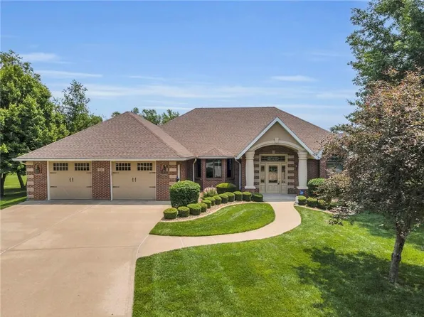 521 Country Club Square Dr, Cameron, MO 64429