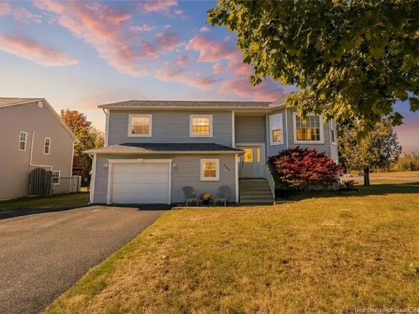 235 McKeen St, Fredericton, NB E3A 4T1