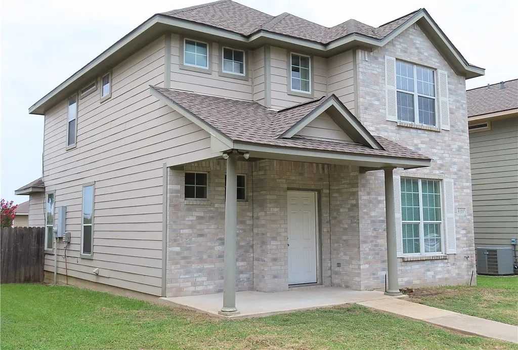 4 bed, 4.0 bath, 1710 sqft, $1,900 — Photo 2