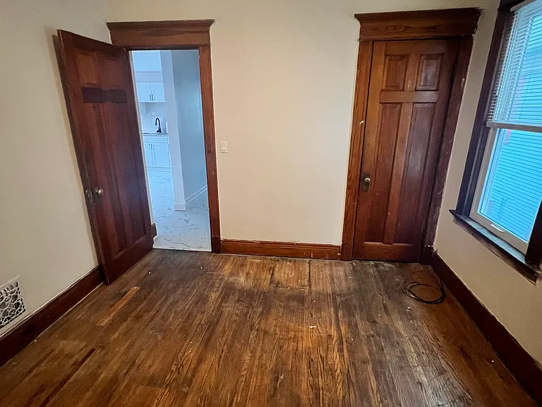 426 W Delavan Ave #UPPER — Photo 17