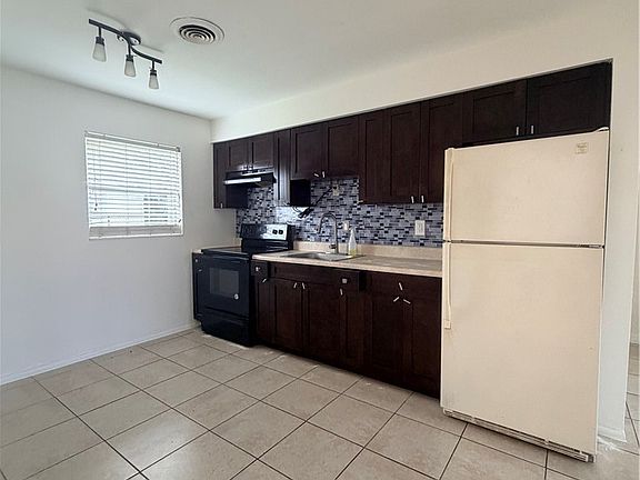 2nd image of 1742 Maple Dr