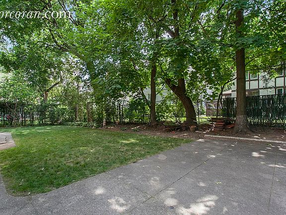 4th image of 300 E 17th St