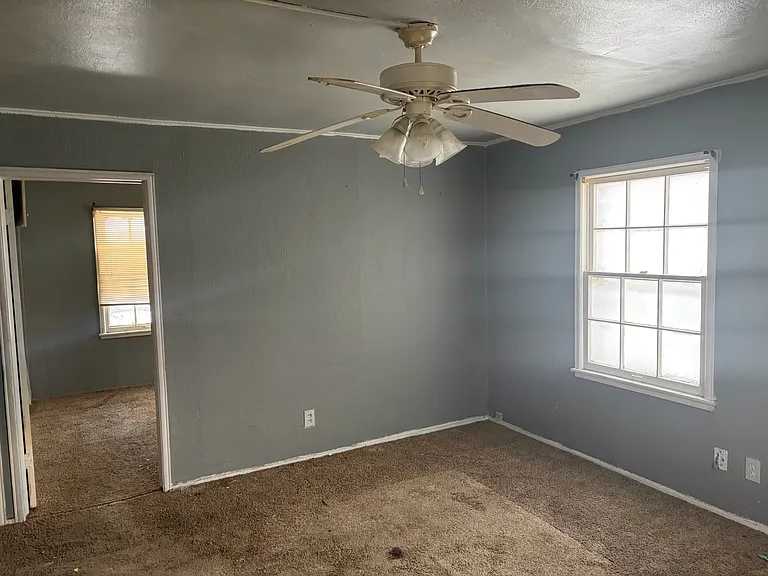 1715 N Bourland Ave — Photo 2