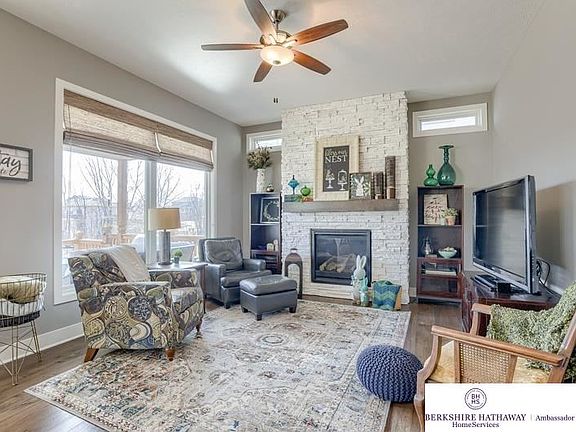 2nd image of 813 S 185th St