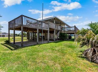 970 Gulfview Dr, Crystal Beach, TX 77650