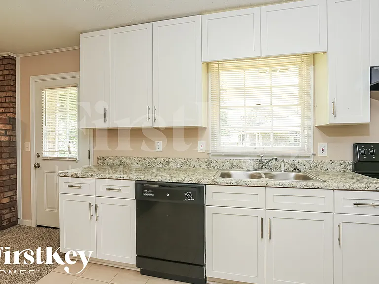1348 Yates Ave — Photo 11