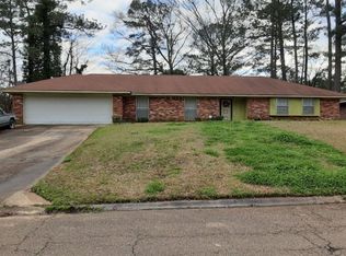 1333 Canterbury Ln, Jackson, MS 39212