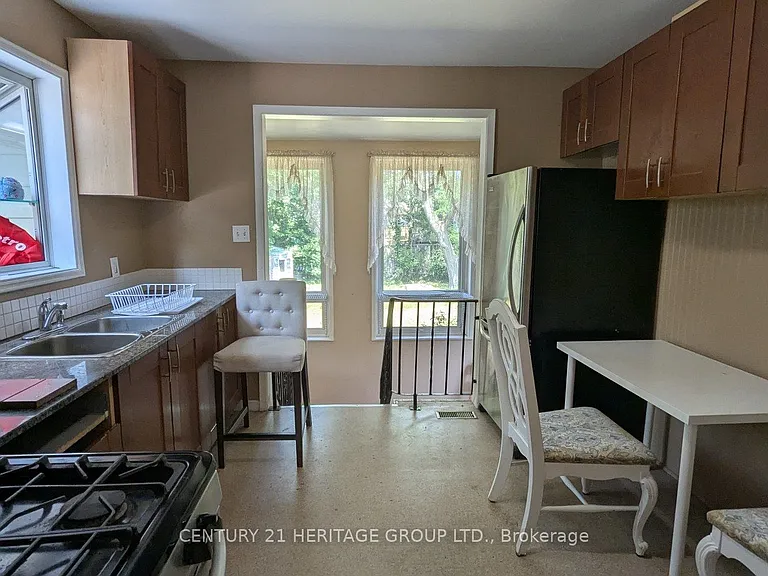 25 Bush Dr — Photo 5