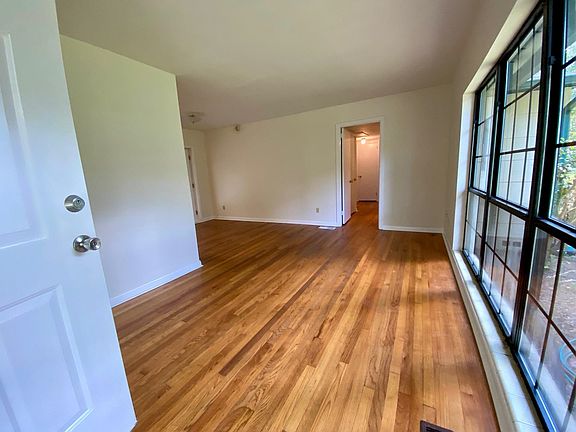 5th image of 1703 Hall Dr