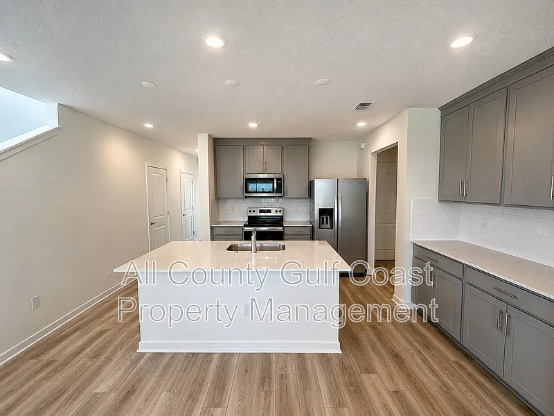 4 bed, 2.5 bath, 2294 sqft, $3,195 — Photo 3