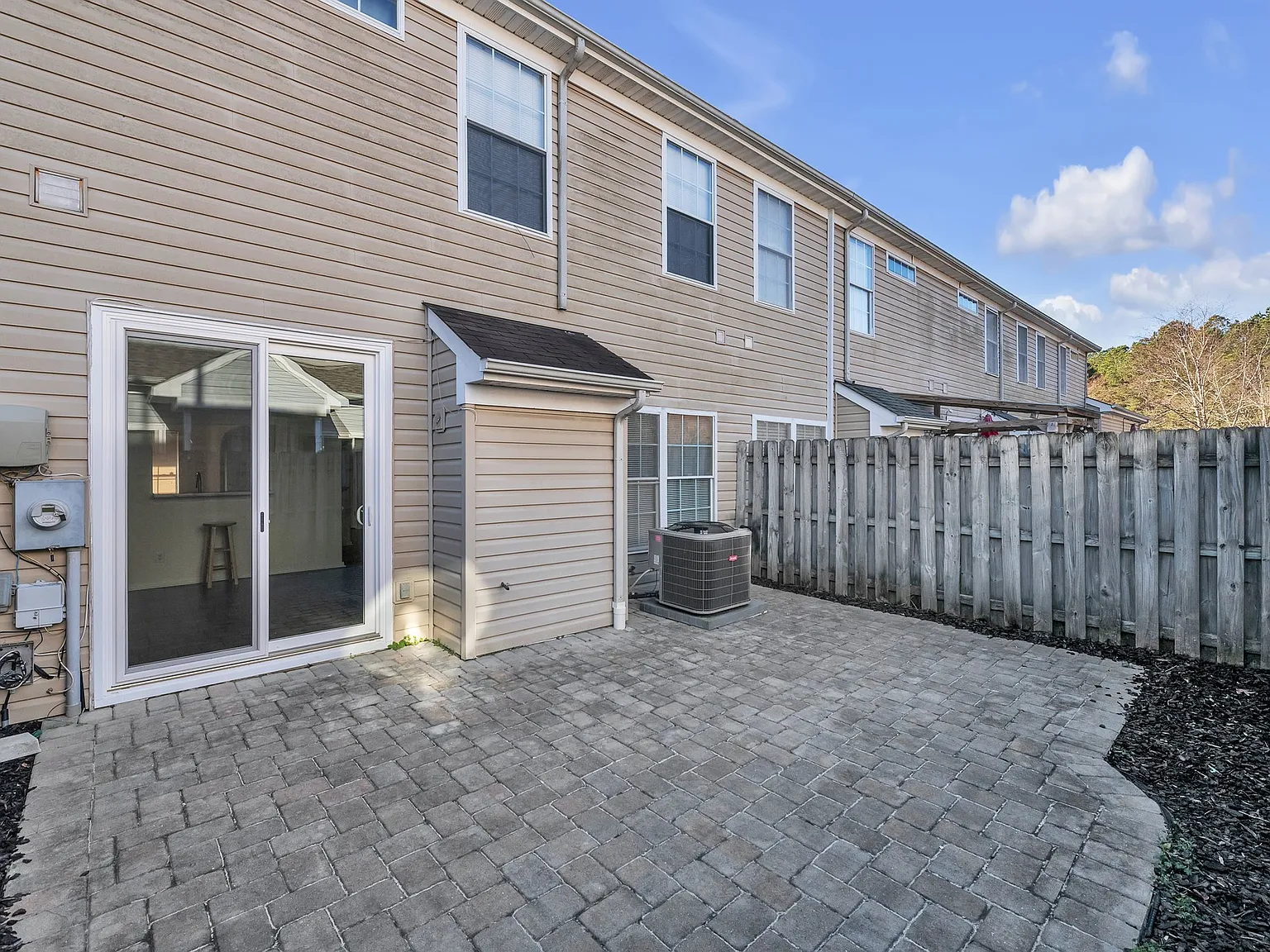 2322 Charing Cross Rd — Photo 3