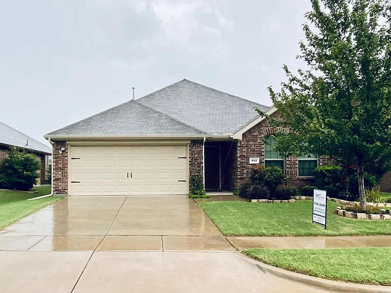 312 Hawthorn Dr — Photo 1