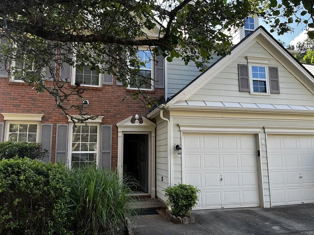 3 bed, 2.5 bath, 2079 sqft, $2,400 — Photo 2