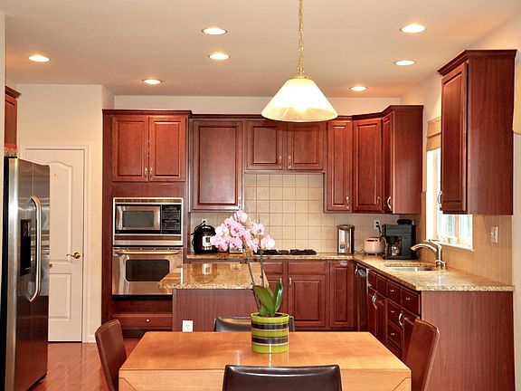3rd image of 215 Roosevelt Dr