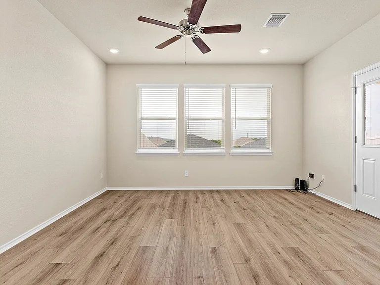 343 Green Valley Dr — Photo 4