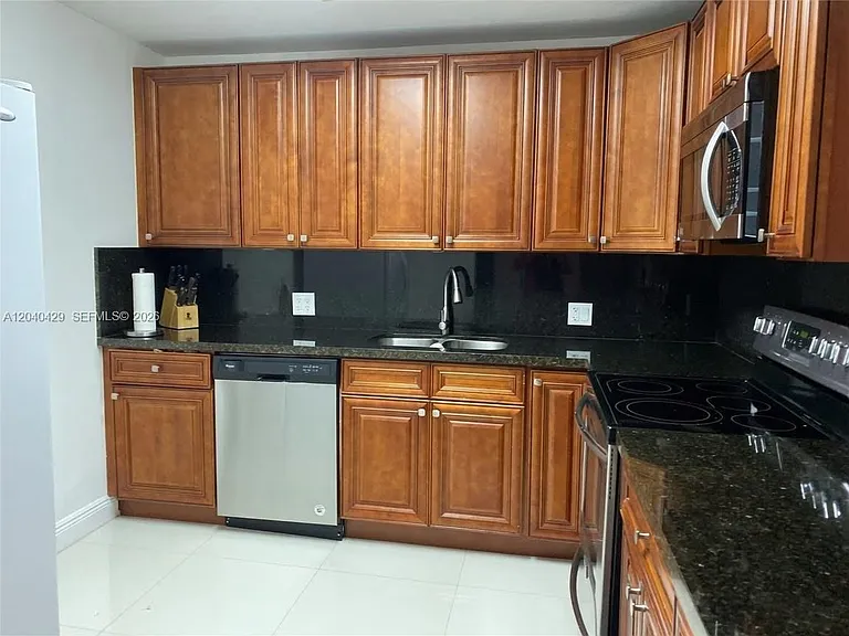 2801 NE 183rd St #203W — Photo 20