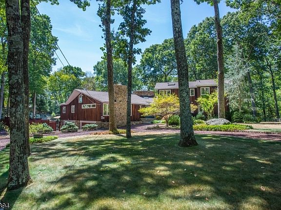 3rd image of 24 Twin Hills Dr