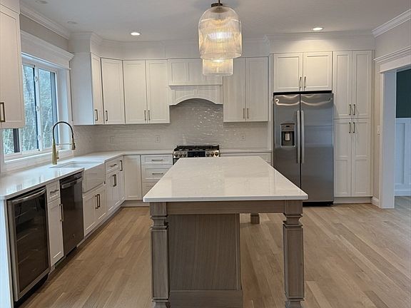 4th image of 84 Pine St