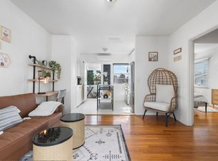Beautiful 1B/1BA Upstairs Furnished Apt in Mission Hills w/ Private Balcony & Washer/Dryer On Site!, San Diego, CA 92103