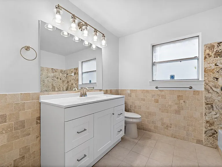 7810 Antoine Dr — Photo 11