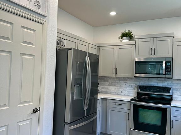 Kitchen, all appliances included (refrigerator, dishwasher, microwave range stove)