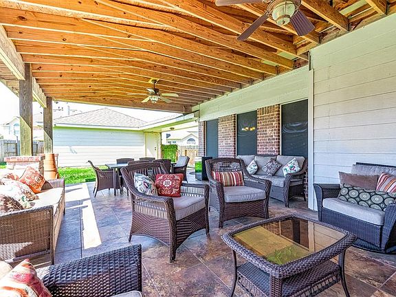 Multi Areas for family, Friends and entertaining
