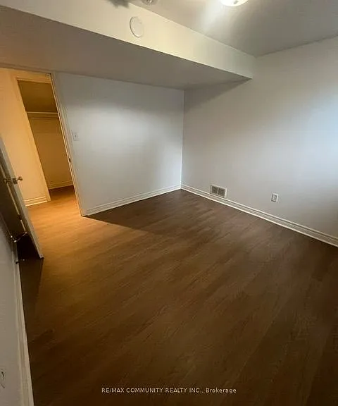 166 Saint Lawrence Dr #BASEMENT — Photo 9