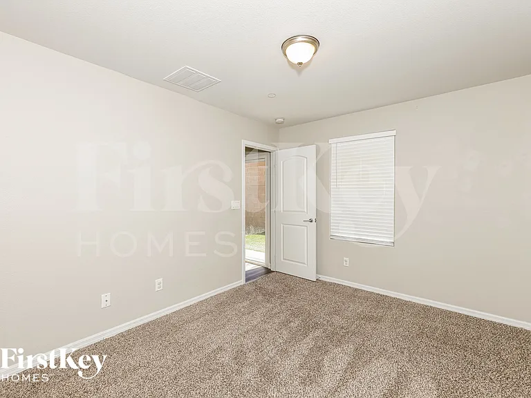 838 N Water St — Photo 15