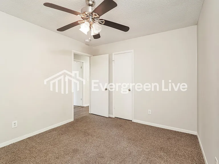1906 Driftwood Dr — Photo 9
