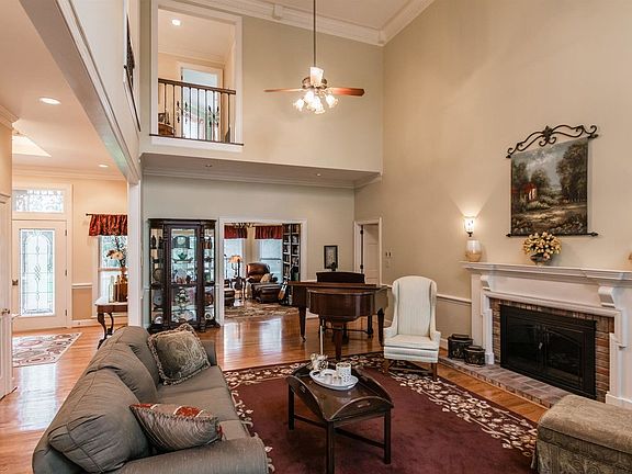 3rd image of 202 Woodlake Dr