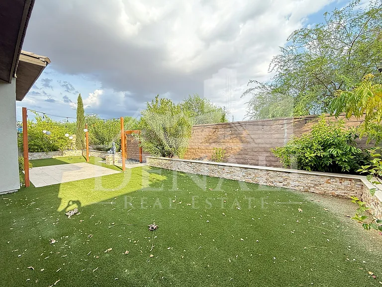1447 E Flower St — Photo 32