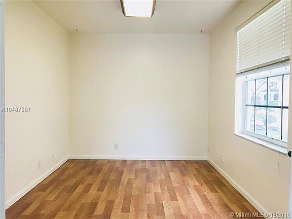 4th image of 4182 Pinewood Ln