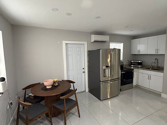 3rd image of 1817 NE 48th St #1