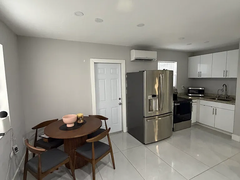 1817 NE 48th St #1 — Photo 3