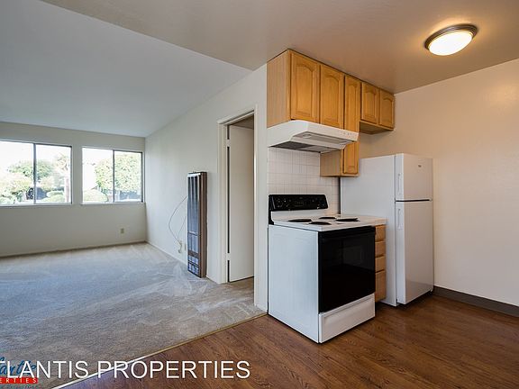 5th image of 694 Grand Coulee Ave APT 01