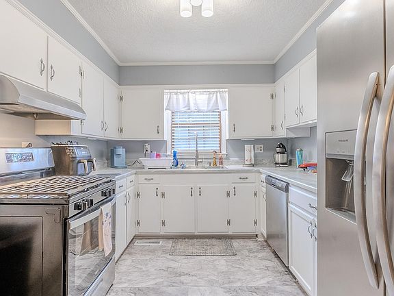 5th image of 557 Circle Dr