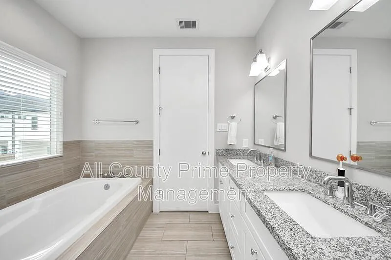 3 bed, 2.0 bath, 1596 sqft — Photo 2