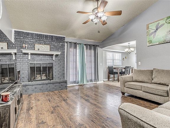 4th image of 709 Cottonwood Dr