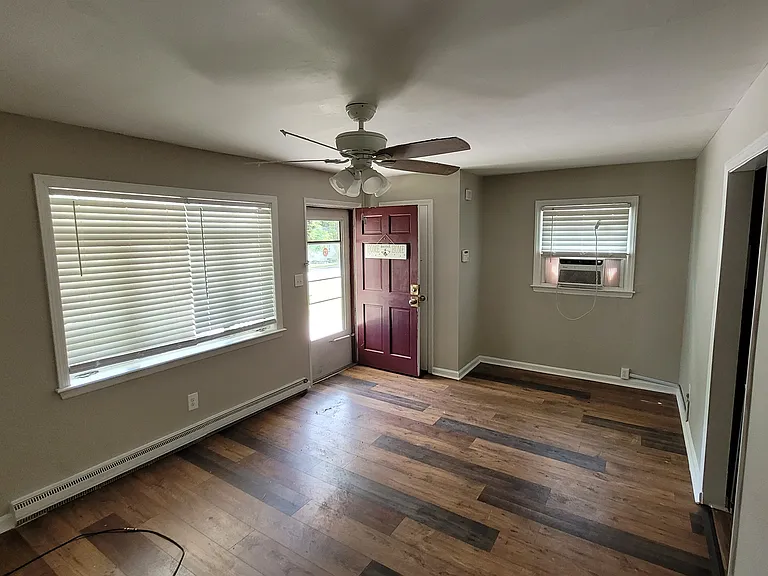 1104 Logan St — Photo 4
