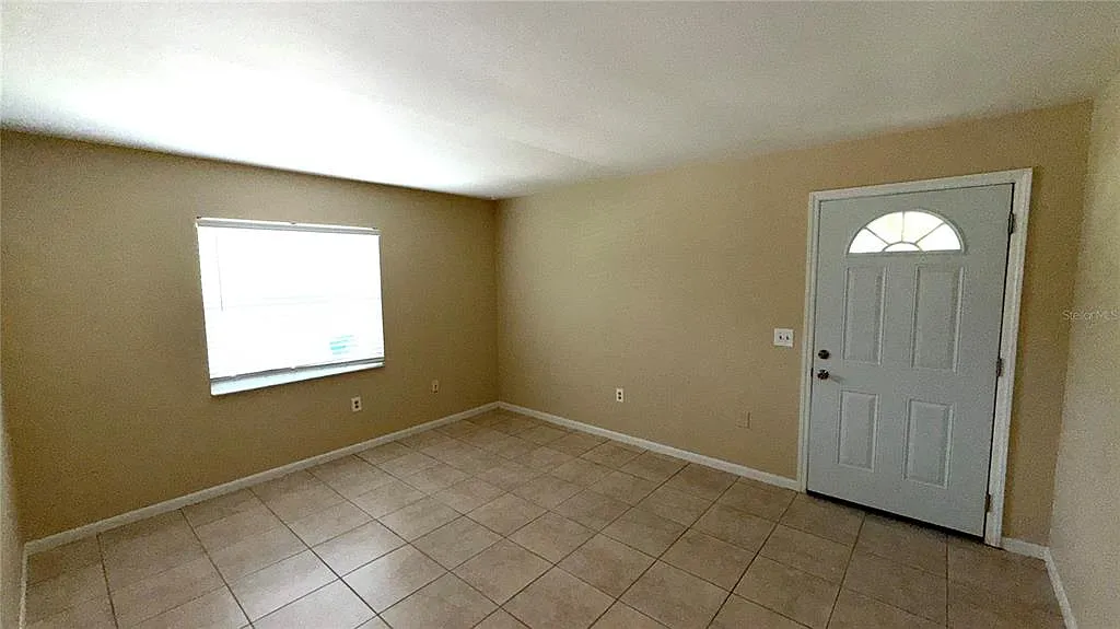 2 bed, 1.0 bath, 900 sqft, $1,300 — Photo 2