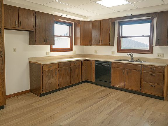 Kitchen (main level)