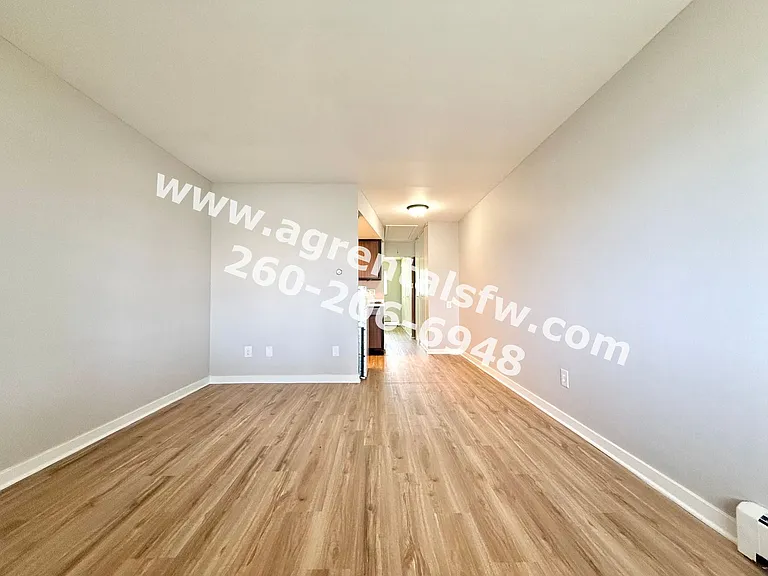 901-931 West Brookwood Court — Photo 2
