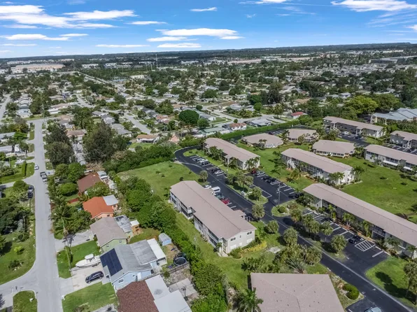 306 S Circle Dr S #203, Boynton Beach, FL 33435