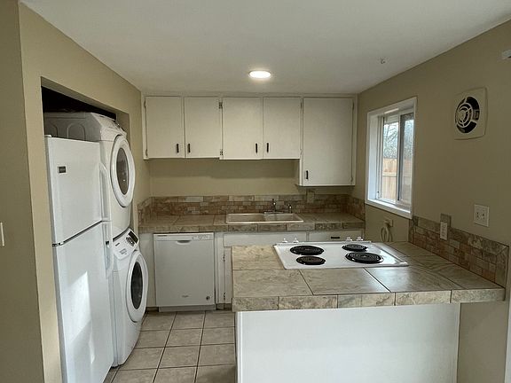 2nd image of 1854 H St Unit 1