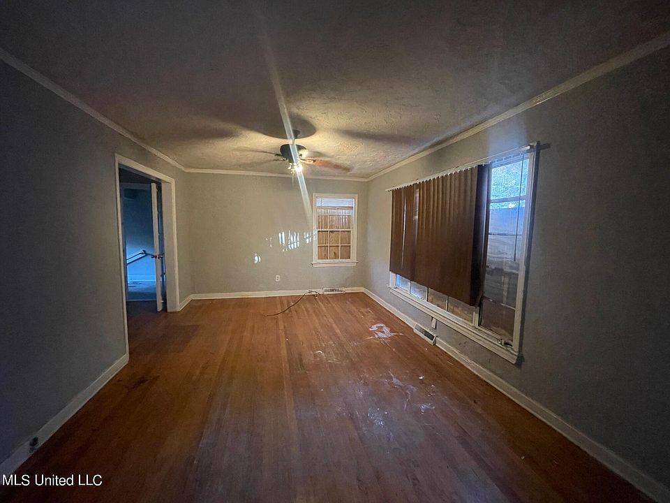 2nd image of 752 Launcelot Rd
