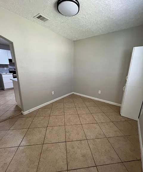 1205 W Wrenway Ave — Photo 3