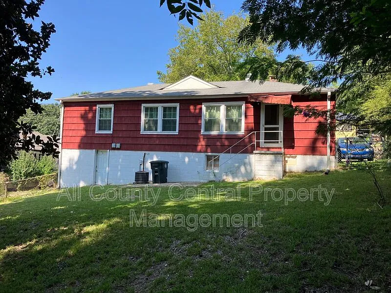 3 bed, 1.0 bath, 1594 sqft, $1,395 — Photo 2
