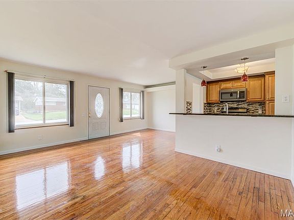 3rd image of 10127 Monarch Dr