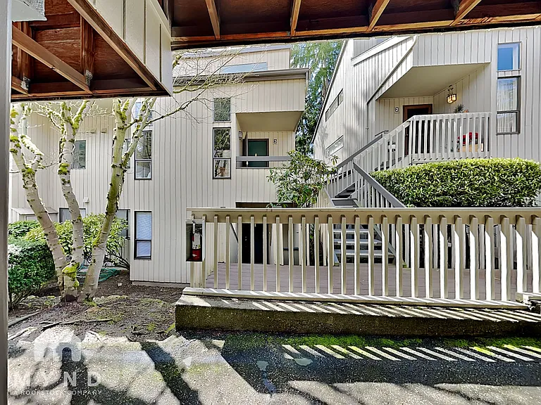 10905 NE 35th Pl #4 — Photo 2